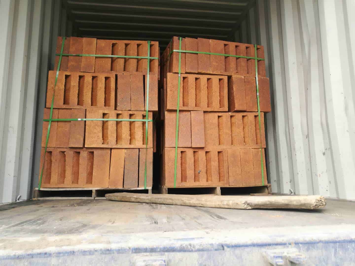 在容器中的消防砖